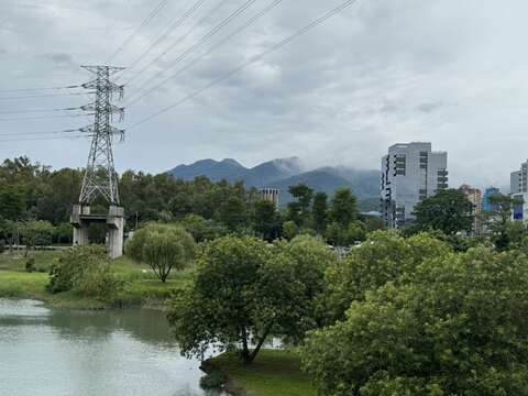 眺望遠山好風景(圖片來源：臺北市政府工務局公園路燈工程管理處)