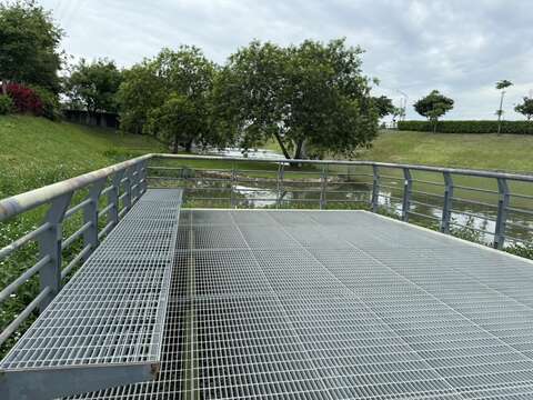 透空格柵板就近觀察私地生態(圖片來源：臺北市政府工務局公園路燈工程管理處)