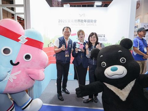 臺北市副市長林奕華(右一)、觀傳局局長王秋冬(左一)、主辦單位臺北市旅行商業同業公會理事長駱炫宏(中)與吉祥物熊讚、壯寶在雙北世壯運拍照區合影。(圖片來源：臺北市政府觀光傳播局)