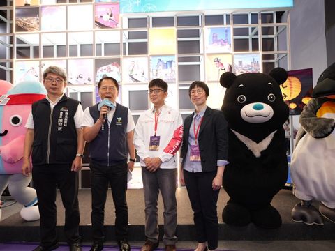 臺北館開幕相見歡，臺北市政府觀傳局局長王秋冬與新北市、桃園市、臺中市共同攜手推廣低碳小旅行。(圖片來源：臺北市政府觀光傳播局)