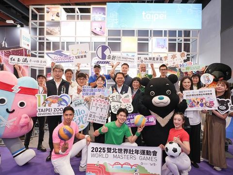 臺北市政府觀傳局局長王秋冬與吉祥物熊讚、壯寶、國王企鵝齊聚「臺北館」，與臺北市業者聯合推廣低碳小旅行、特色套票伴手禮優惠價開搶。(圖片來源：臺北市政府觀光傳播局)