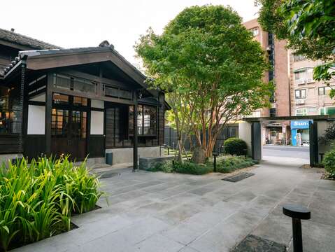 踏進前院，日式建築與維護良好的庭園是都市中的心靈綠洲，平日亦由景觀公司定期維護，時時保持最良好的狀態，前院在營業時間均對大眾開放，供市民自由參觀。(圖片來源：臺北市政府文化局)