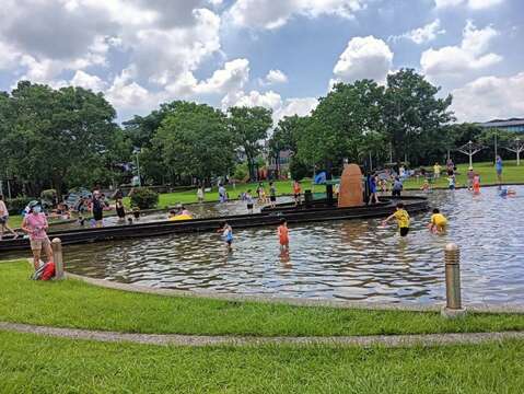 市民朋友在內湖運動公園戲水池享受清涼消暑的夏日時光(圖片來源：臺北市政府工務局衛生下水道工程處)