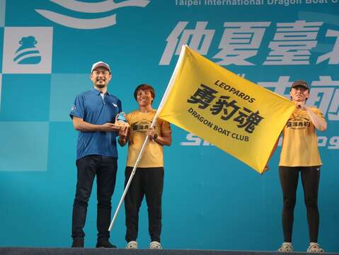 小型龍舟女子組「新北輕艇」(圖片來源:臺北市政府體育局)