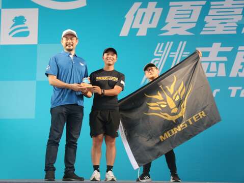 小型龍舟混合組冠軍「Monster龍舟隊」(圖片來源:臺北市政府體育局)
