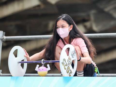 讓大小朋友結合科學原理與創意想像,製作各式新奇「雞蛋飛車」比拚,新奇創意令人驚豔連連。(圖片來源:臺北市政府體育局)