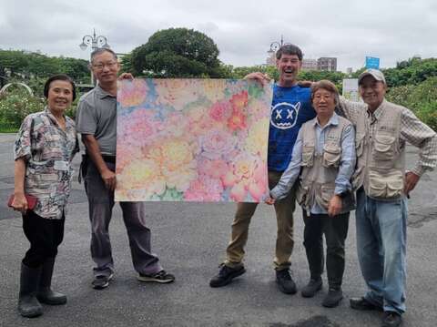 外籍畫家Kevin肯定臺北玫瑰園是世界最美的花園。(圖片來源：臺北市政府工務局公園路燈工程管理處)