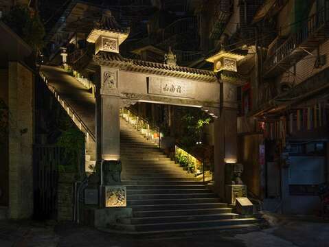 竹柏參道入口牌坊(圖片來源：臺北市政府工務局公園路燈工程管理處)