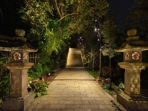 具百年歷史的日式石燈籠(圖片來源：臺北市政府工務局公園路燈工程管理處)