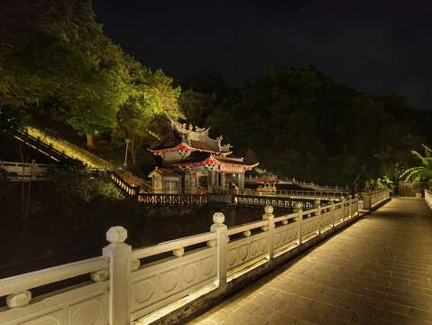接近步道終點的福德祠，在低色溫的暖白光照耀下典雅細緻(圖片來源：臺北市政府工務局公園路燈工程管理處)