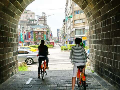 繞著城門遊走，彷彿穿越時空隧道，見證台北城門歲月痕跡(楊美貞攝)