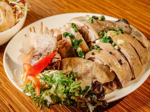 【味蕾奇饗組】龍山商場-享瘦美味複合式料理（馬告淋油雞佰元折抵券、舒肥無骨雞腿排輕食沙拉及個人豬肉鍋）(圖片來源：臺北市市場處)