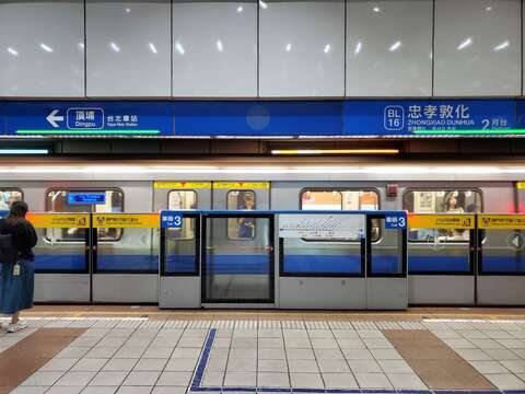 忠孝敦化月台指標(圖片來源：臺北大眾捷運股份有限公司)