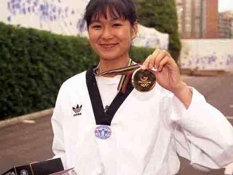 陳怡安在巴塞隆納奧運跆拳道示範賽中為我國奪下1面金牌