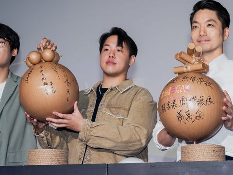 蔣萬安市長與Theseus忒修斯分別於煙火彈上寫下祈福文字(圖片來源：臺北市政府觀光傳播局)