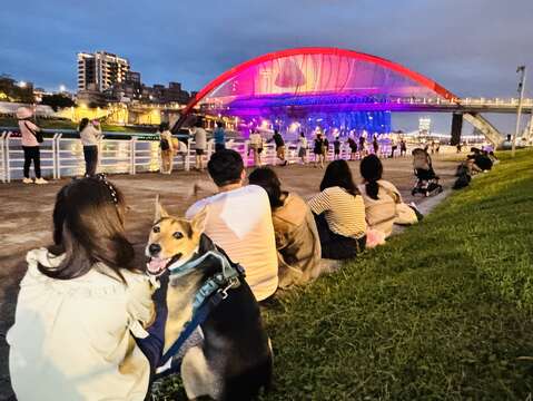 「毛孩夏日派對」飼主攜毛孩一起看水舞(圖片來源：臺北市動物保護處)