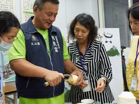 周良富里長除了公開醬筍祕方，還傳授輕鬆撥筍殼的訣竅。(圖片來源：臺北市政府觀光傳播局)