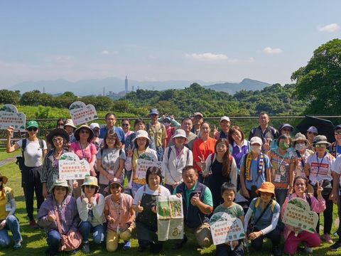 觀傳局主辦2024走靜貓空系列活動，第一場帶領民眾體驗老泉里1日小農，收穫滿滿。(圖片來源：臺北市政府觀光傳播局)