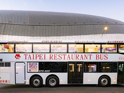 臺北市觀傳局「來趣台北踩線活動」邀請里長、企業福委、旅行業者體驗臺北市雙層餐車，並享用五星級飯店下午茶(圖片來源：臺北市政府觀光傳播局)