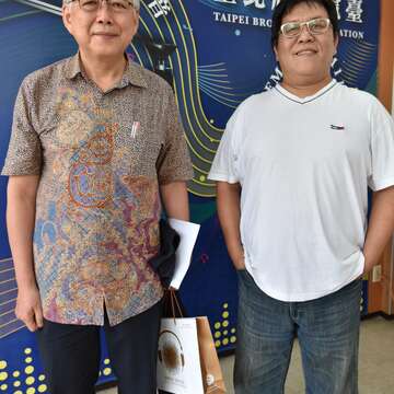 馬超彥秘書長(左)與上班族放輕鬆主持人秦浩(右)合影