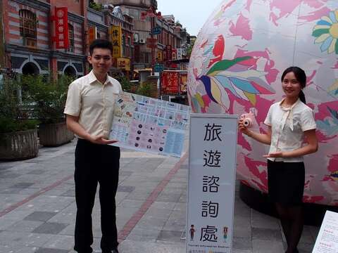 大稻埕遊客中心於URS站點及永樂市場前廣場駐點服務，歡迎旅客前來諮詢_陳仰威攝