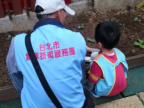 農夫老師一對一指導孩子鬆土及施肥