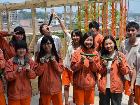 南湖高中學生採收小黃瓜、空心菜、小蕃茄等蔬果，也讓老師及家人分享喜悅。（圖／台北市教育局提供）