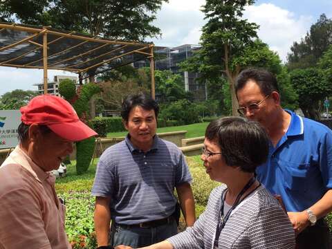 公園處員工為城市綠化及即將到來的臺北世大運默默付出，世大運執行長蘇麗瓊特別慰勉他們的辛勞。（圖／台北市工務局公園路燈工程管理處提供）