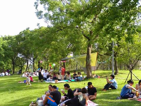 1.公園草坪是親子聚會的好場所