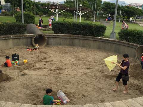 遊戲沙坑供小朋友玩砂過山洞