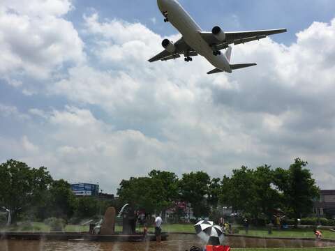 親水池邊玩水邊享受飛機從上呼嘯過的震撼