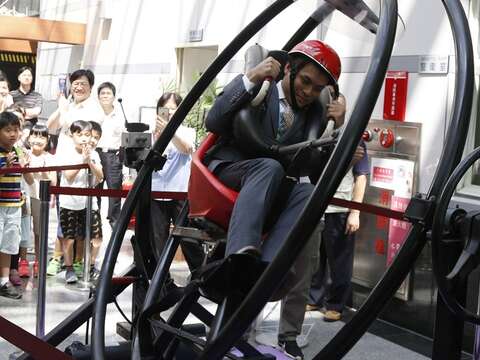 「三軸旋轉椅」可體驗火箭升空時的強大G力
