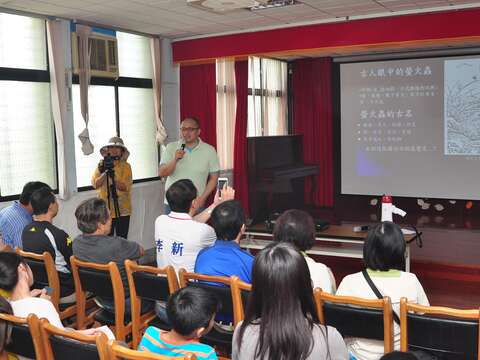 圖3.大安森林公園之友基金會吳加雄博士為大小朋友解說螢火蟲生態