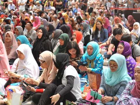 大批穆斯林朋友席地而坐參與活動，場面熱鬧