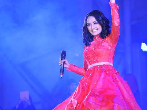 印尼當紅藝人的Siti Badriah熱力開唱