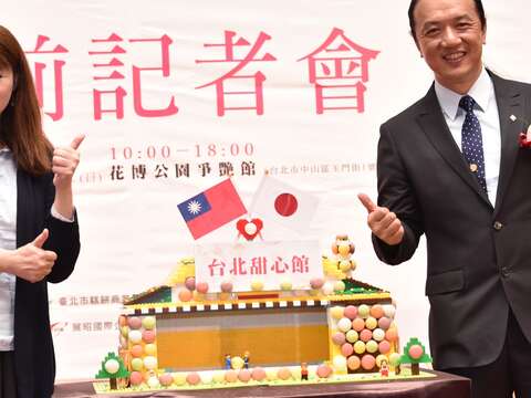 簡余晏(左)、高垂琮(右)揭開台北甜心主題館邀請民眾參加臺灣烘焙美食展