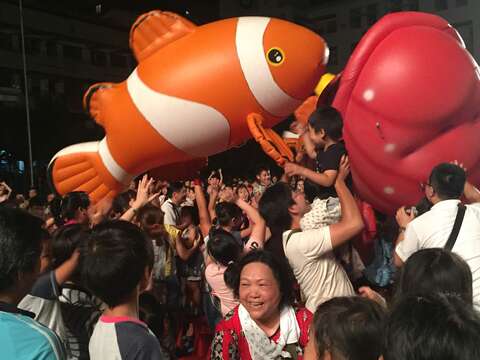 澇跑魚大賽吸引各種魚兒參賽,大朋友小朋友看到熊讚與魚群超興奮!