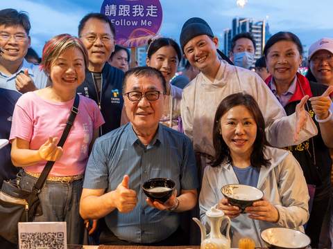 臺北市副市長李四川走逛文創市集，感受現場熱鬧氣氛(圖片來源：臺北市政府觀光傳播局)