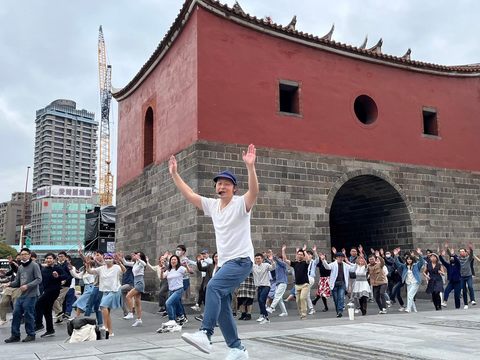 民眾現場體驗活力四射的搖擺舞（圖：花現搖擺活動）(圖片來源：臺北市政府觀光傳播局)