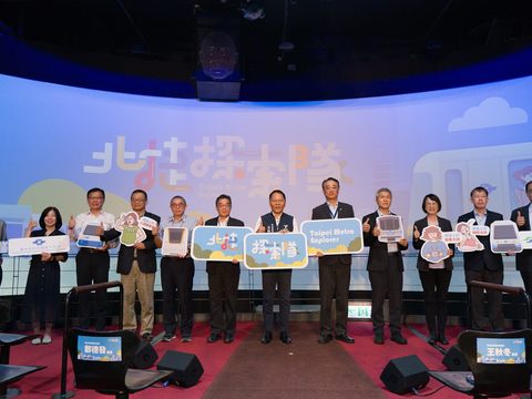 台北探索館「北捷探索隊」特展貴賓大合照（北市府觀傳局王秋冬局長（左7），臺北捷運工程局鄭德發局長（左6），臺北捷運公司黃清信總經理（右5））(圖片來源：臺北市政府觀光傳播局)