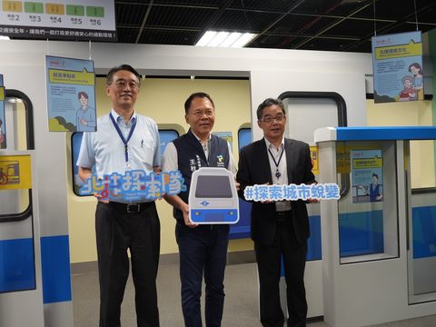 台北探索館「北捷探索隊」特展參觀_打造模擬捷運車箱造型（圖中-北市府觀傳局王秋冬局長,圖左-臺北捷運公司黃清信總經理,圖右-臺北捷運工程局鄭德發局長）(圖片來源：臺北市政府觀光傳播局)