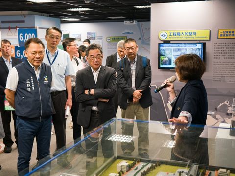 台北探索館「北捷探索隊」特展導覽參觀珍貴的劍潭模型(圖片來源：臺北市政府觀光傳播局)