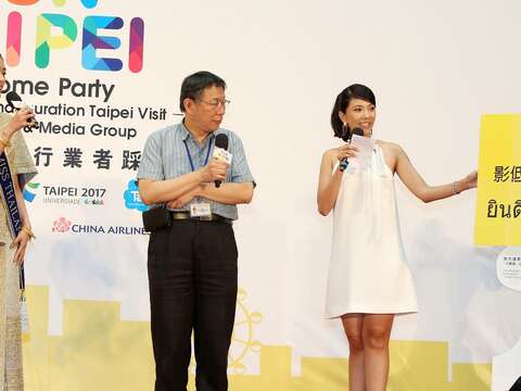 市長柯文哲為歡迎泰國旅客，現場向泰國小姐陳泰莉學泰文問候語
