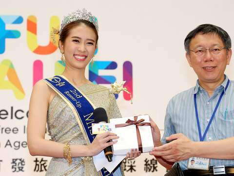 市長柯文哲贈送踩線成員小禮物及泰文觀光文宣，讓泰國旅客暢遊台北