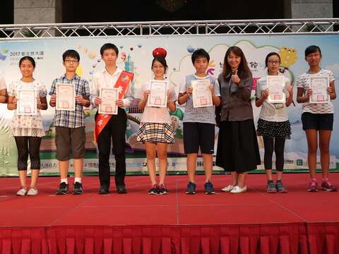 觀傳局簡余晏局長頒發小館長結業證書