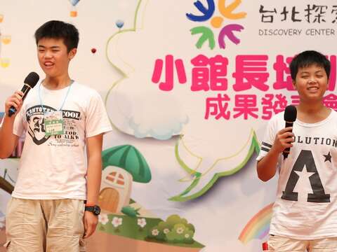 憨厚兄弟檔李建豐及李冠博以Rap介紹台北探索館榮獲本年度最佳小館長