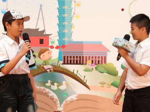 擔任校內蝴蝶志工的許淳琪(左）及方宣詠（右）以穿越劇表演方式介紹台北探索館
