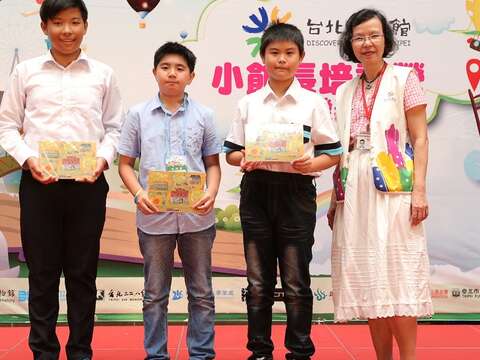 由台北市探索館資深志工陳宏虹老師頒發各梯次績優小隊