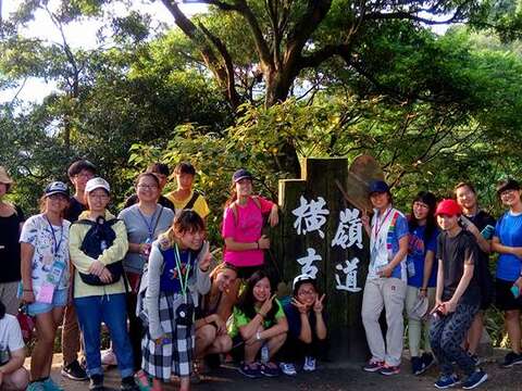 照片8 帶領志工參觀橫嶺古道