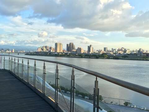 跨堤景觀平臺往大稻埕方向觀看，飽覽淡水河美景及煙火秀
